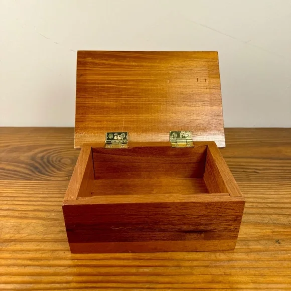 Vintage Hand-Carved Wooden Trinket Box with Floral Relief | Imapro Honduras - Picture 6 of 9